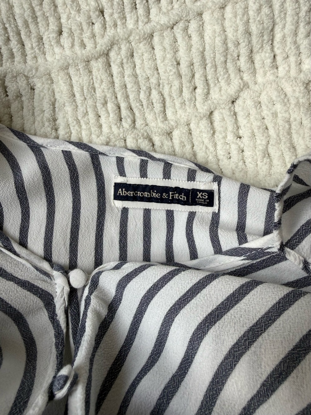Abercrombie & Fitch Striped Tie-Hem Blouse in White & Blue Size XS - Picture 3 of 3